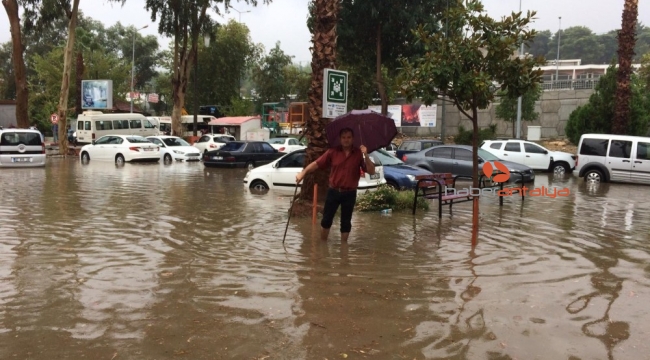 Antalya'nın doğusunda etkili olan yağmur hayatı olumsuz etkiledi
