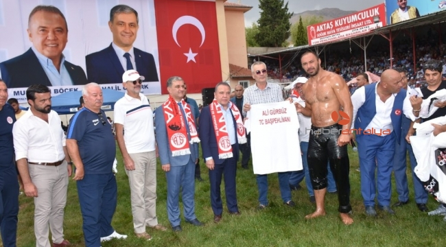 Antalyaspor'dan başpehlivana isme özel forma
