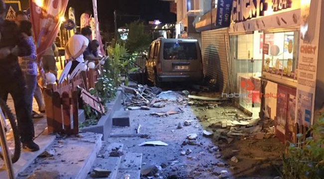 Araç restorana girdi, çevredekiler sürücüyü dövdü