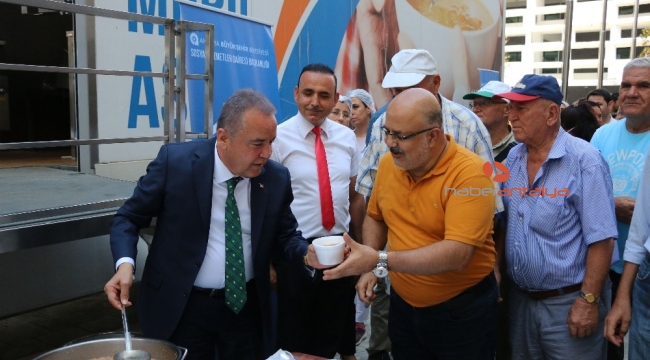 Başkan Böcek aşure dağıttı , turistler de aşure yedi