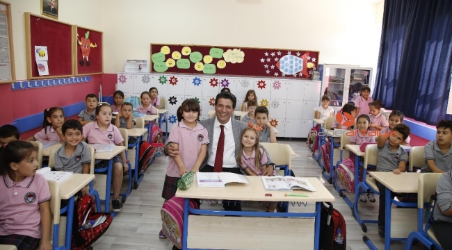 Başkan Genç, minik öğrencilerle aynı sırada