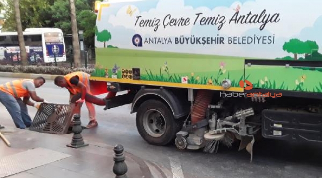 Büyükşehir yağmur giderlerini temizledi