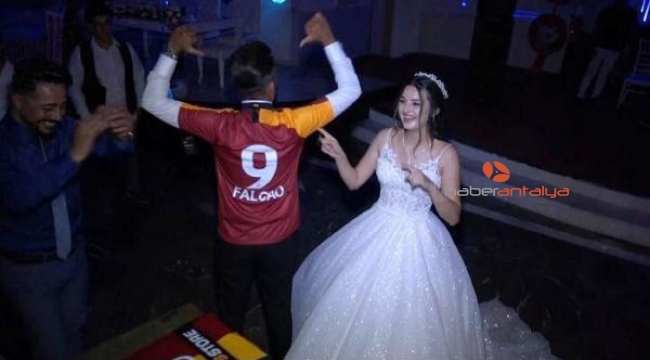 Düğünde Falcao forması giyen damat ve gelinden yıldız oyuncuya mesaj