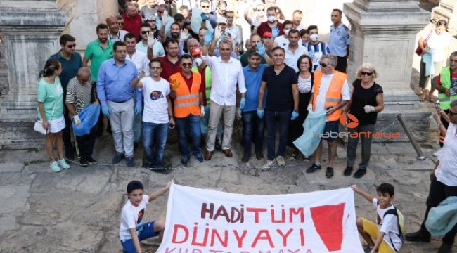 Eldiven takıp Kaleiçi'ni temizlediler