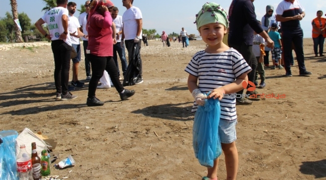 Finike sahilinden 350 kilo çöp toplandı