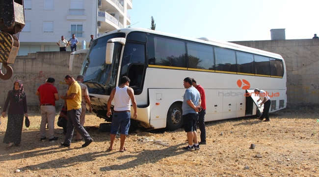 Freni boşalan otobüs istinat duvarından uçtu