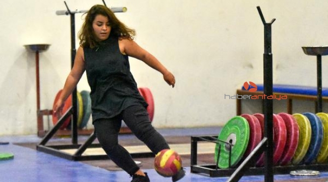 Futbolu bıraktı şampiyonluk hayali için halterci oldu