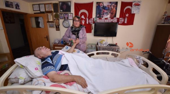Gülsüm hanıma üst üste darbe : Oğlu Umut'tan sonra felçli eski eşinin de bakımını üstlendi