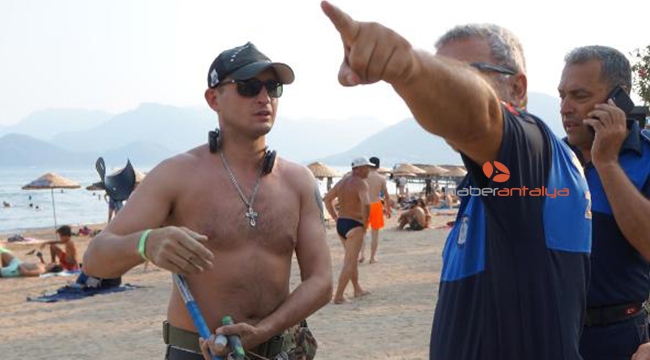 Halk plajında dedektörle arama yapan turist şaşırttı