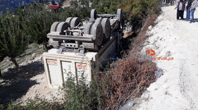 Kamyon şarampolden yuvarlandı