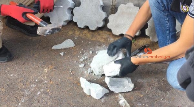 Kargolanan parke taşlarının içinden eroin çıktı