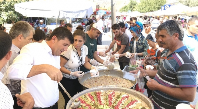 Kaş Belediyesi'nden Kınık'ta Aşure İkramı