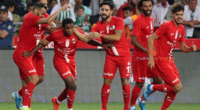 Kazandığı ilk parayla eski takım arkadaşlarına krampon aldı
