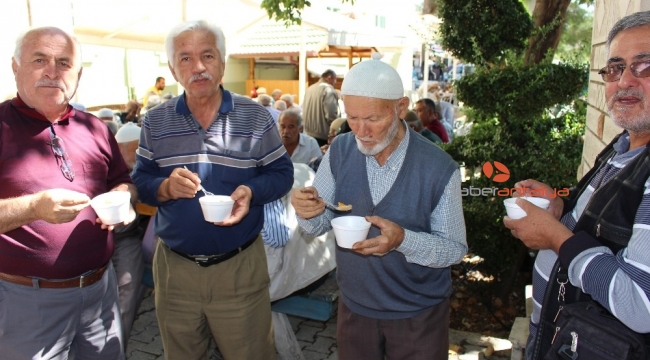Kemer, Elmalı ve İbradı'da vatandaşlara aşure ikram edildi