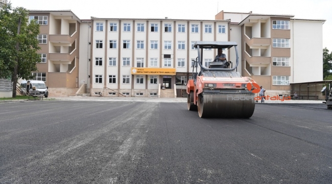 Konyaaltı Belediyesi'nden okula sıcak asfalt