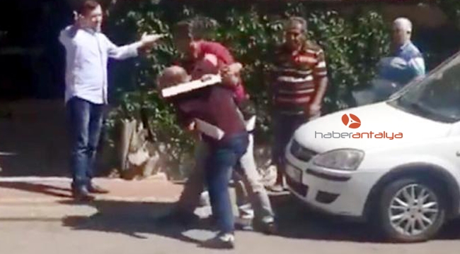 Okey tahtaları ile birbirini dövdüler !