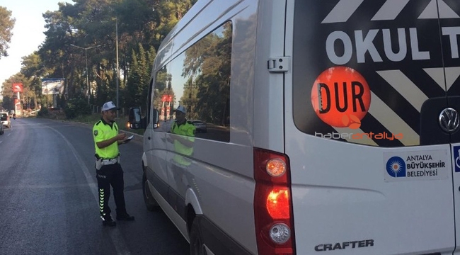 Okulun ilk gününde 19 okul servis aracına ceza verildi