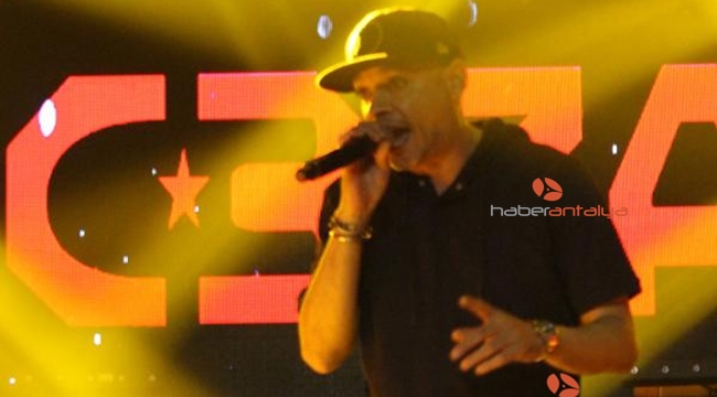 Rap şarkıcısı Ceza, Alanya'da konser verdi