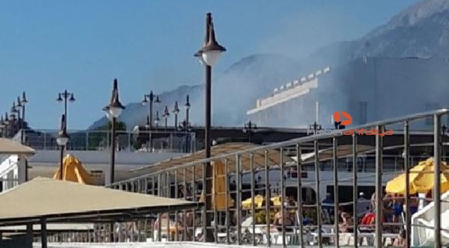 Sahildeki restoranda yangını , turistler endişeyle izledi