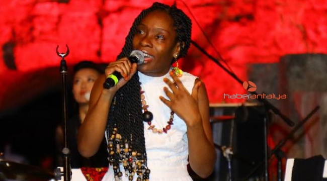 Side Antik Tiyatro'da konser veren Iyeoka: Muhteşem
