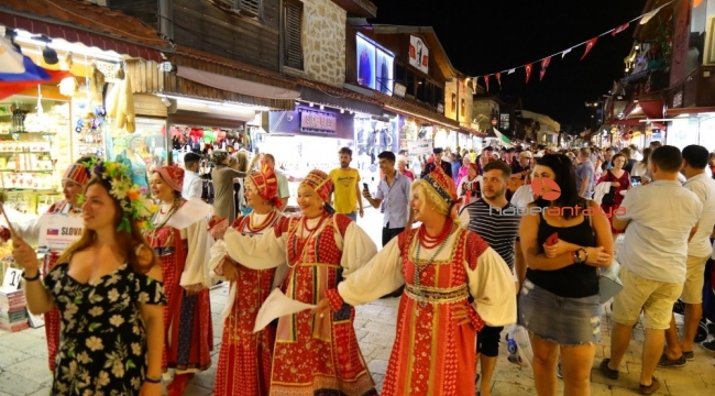 Side'de şenlik "Halk Dansları Festivali" ile devam ediyor