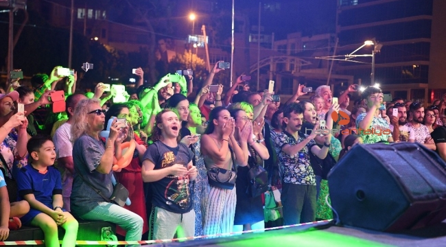 Sokakta şenlik var