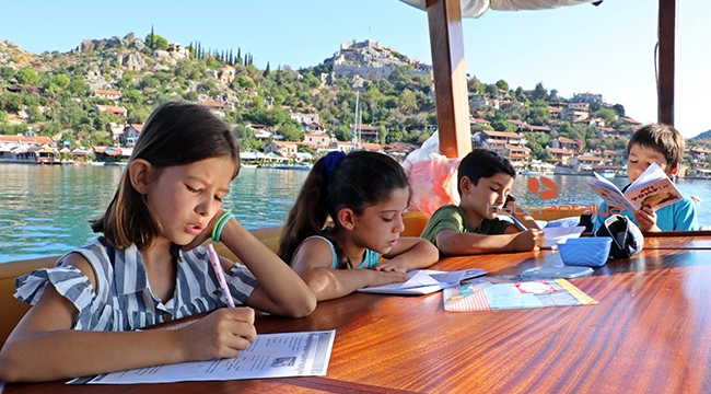 Tekneyle okula giden öğrencilerin huzur veren yolculuğu