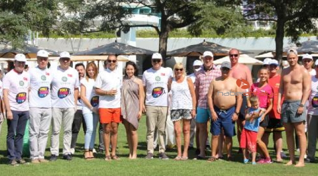 Turistler sahilde çöp topladı