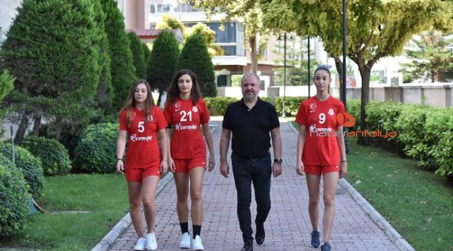 'TÜRK BAYRAĞINI ÖPEREK SEVİNCİMİZİ YAŞADIK'
