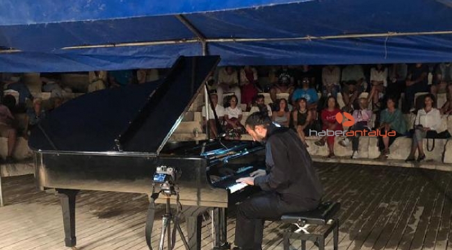 Yağmur altında klasik müzik finali