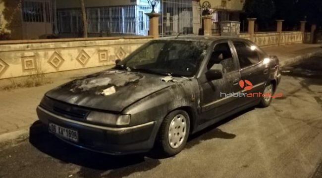 Yanan aracı su dolu kovayla ve hortumla söndürmeye çalıştı