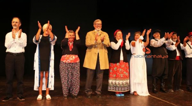 Aktif yaşlılardan tiyatro gösterisi
