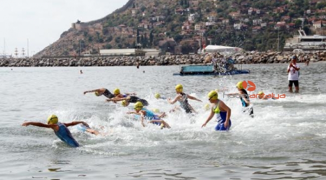 Alanya'da triatlon heyecanı başladı