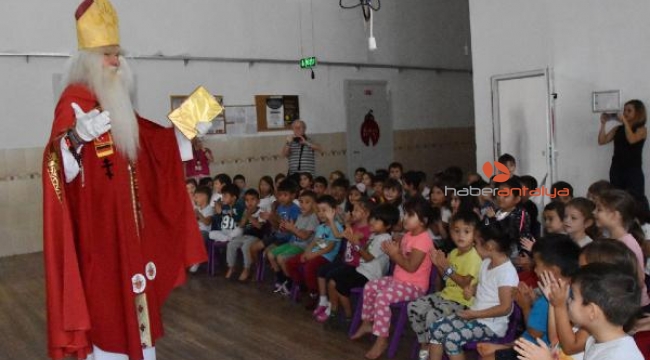 Alman Noel Baba'ya çocuk ve turist ilgisi