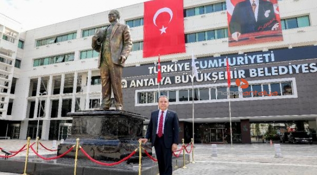Büyükşehir Belediyesi bahçesine Atatürk heykeli