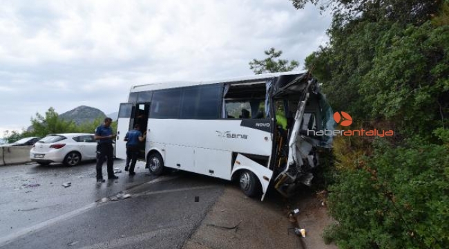 İki midibüs çarpıştı: 3 yaralı