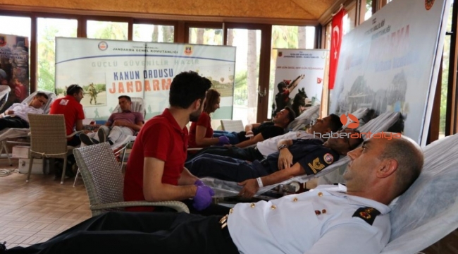 Antalya Jandarma'dan Kızılay'a 396 ünite kan bağışı