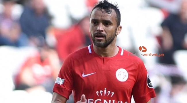 Antalyaspor'da Charles sevinci