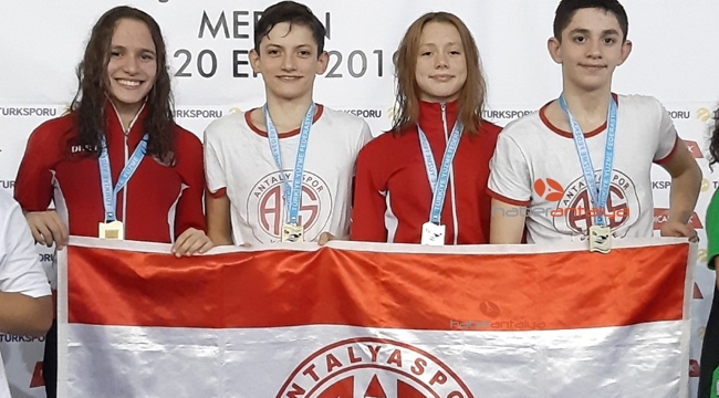 Antalyaspor havuzda madalyaları topladı