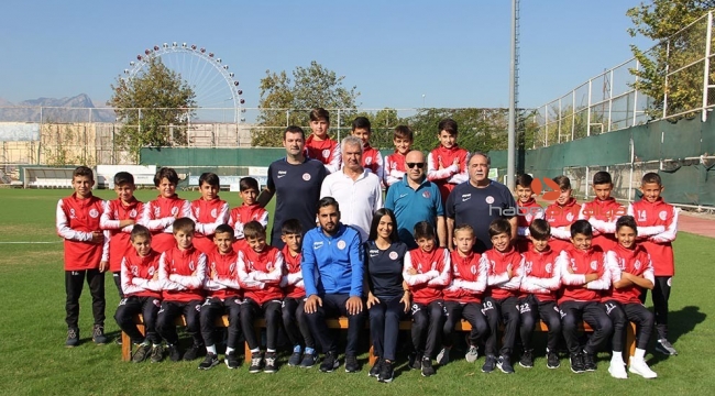 Antalyaspor U12 futbol takımı Litvanya'ya uçtu