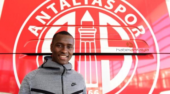 Antalyaspor'un futbolcusu Drole'un ayağı kırıldı