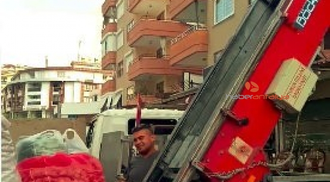 Asansörü olmayan binadaki dairesine pazar alışverişini vinçle çıkardı