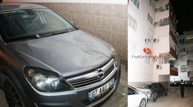 Balkondan park halindeki otomobilin üzerine düştü