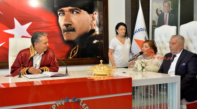 Başkan Uysal Muratpaşa'nın kadın muhtarı Ayşe Peçen'in nikahını kıydı