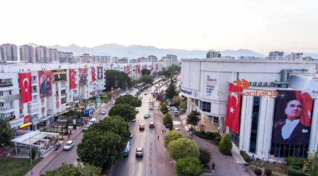 Cadde bayraklarla donatıldı