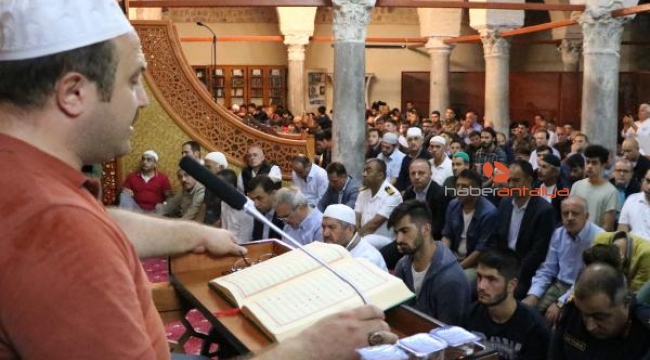 Camilerde Mehmetçiğin zaferi için dua edildi