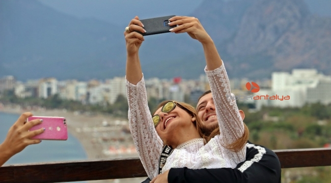 Dünyaca ünlü sahil boşaldı, manzarayı gören turistler özçekim yarışına girdi