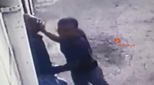 Engelliyi tekme tokat dövüp, parasını gasbetti