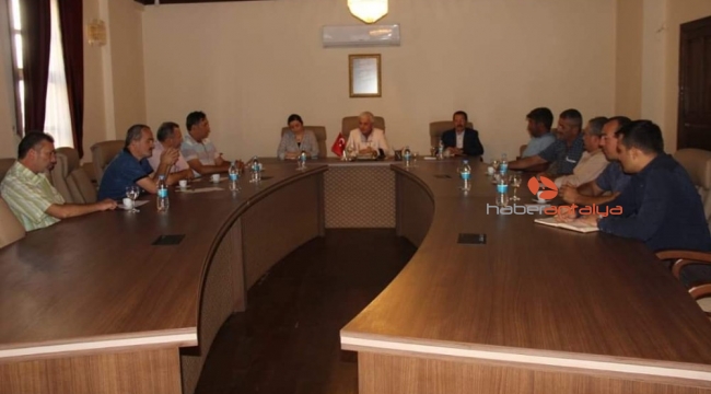 Finike'de aylık muhtarlar toplantısı başladı