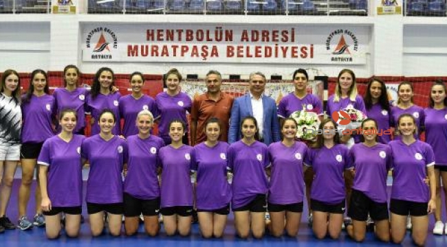 Hentbolda hedef 3'te 3